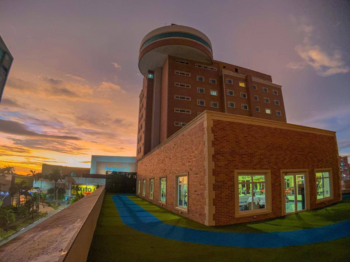 Hotel Dann Carlton Barranquilla Y Centro De Convenciones Екстериор снимка The hospital at sunset